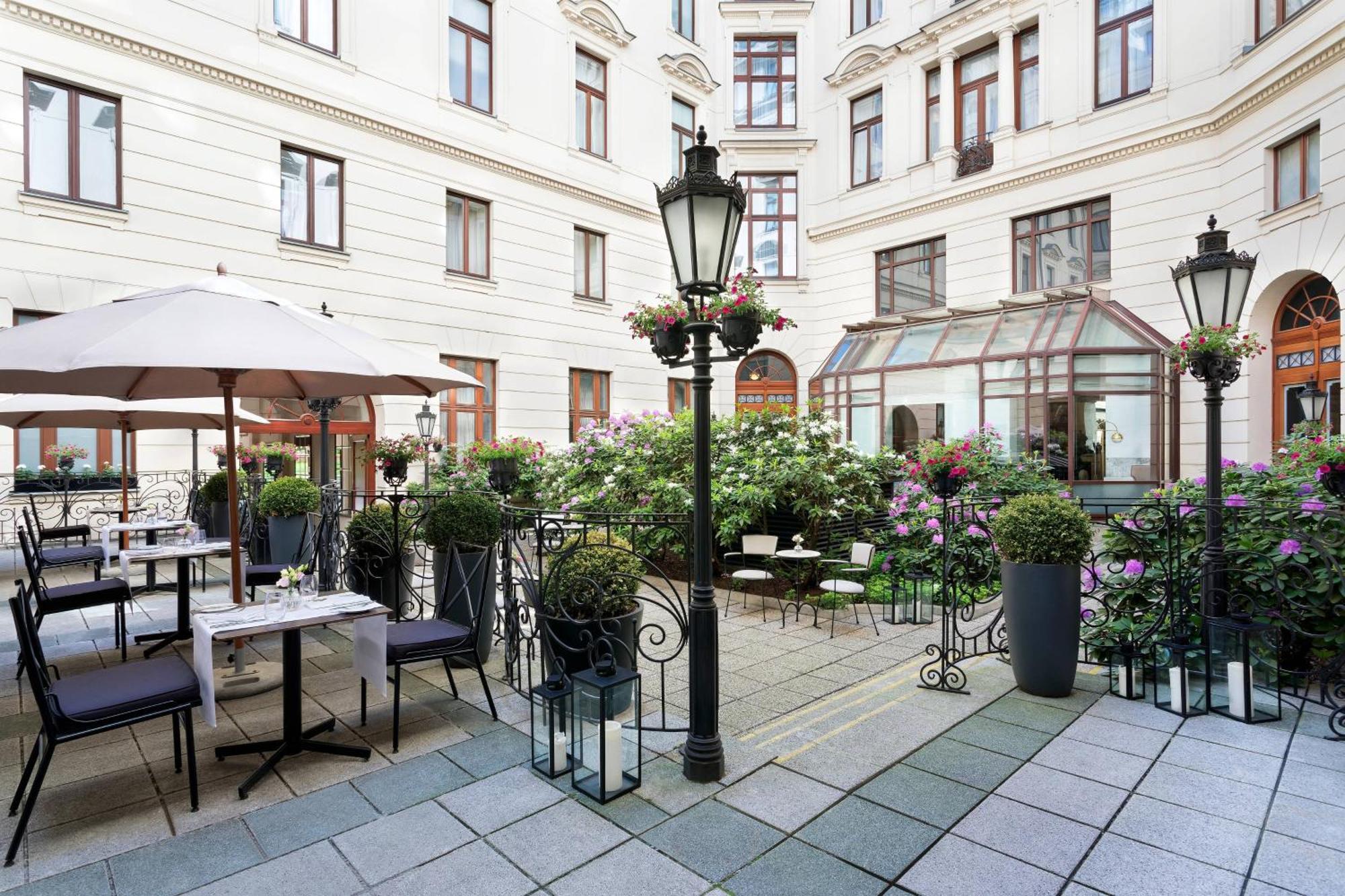 Hotel Bristol, A Luxury Collection Hotel, Varsovia Exterior foto The courtyard of the hotel